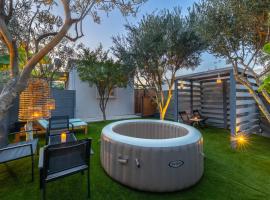 The Home Away from Home with Hot Tub, hotel v destinaci Lampi