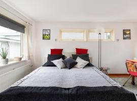 Authentic Dutch Houseboat in Amsterdam Zuid, Hotel in Amsterdam