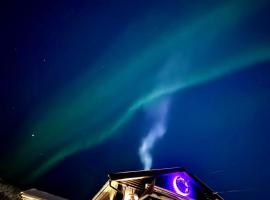 Modern Apartment with Aurora & Midnight Sun Views, Close to Snow Dome, ski slopes Store & Bus Stop, Free Parking: Troms&oslash; şehrinde bir kendin pişir kendin ye tesisi