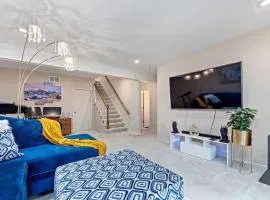 Beautiful Townhome 11 minutes to Downtown townhouse