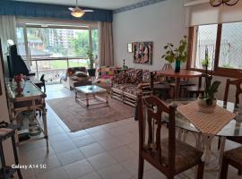 Alugo quarto a 300m da praia，位于托雷斯的酒店