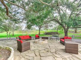 Family Home on 30 Acres in Manvel!, hotel v destinaci Manvel