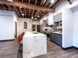Historic Downtown Loft with King Bed and Wifi