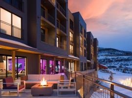 Slope Side Studio In The Heart of Canyons Village with Heated Pool & Hot Tub!, apart-hotel u gradu Park Siti