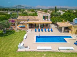 Villa Can Patriarca with Pool, Garden, Mountain Views, ideal for Families, Hotel in Alcúdia