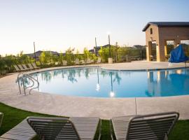 Spacious 3BR Home - Pool, Playground, EV Station L2, Near Freeway, Free Parking, hotel a Tucson