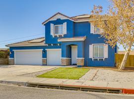 Pool Table and Charcoal Grill Home in Victorville!, hotel di Victorville