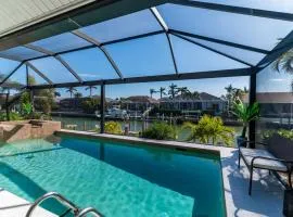 "The Lighthouse" l Gorgeous Waterfront 3 Bed with Quick Access to Gulf