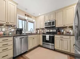 New, condo stunning Lake View