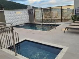2 suítes luxo, piscina aquecida condomínio, familiar, proximo mar