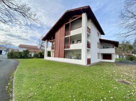 Cambo-les-Bains : Grand Studio Duplex avec Terrasse et Parking, Animaux Acceptés - FR-1-495-147, hotel i Cambo-les-Bains