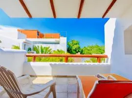 Deluxe Jacuzzi Balcony Room With Swimming Pool Air Conditioning and Parking