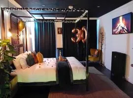 The Penny Black Apartment With Indoor Hot Tub