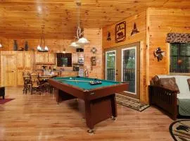 Hanky Panky - Romantic Retreat with Indoor Jetted Tub, Outdoor Hot Tub + Pool Table