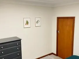 Spacious private room minutes away from Eastwood