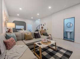 Spacious Haven Chatuchak Market 5BR 10 Sleeps RB1, hotel in Ban Song Krathiam