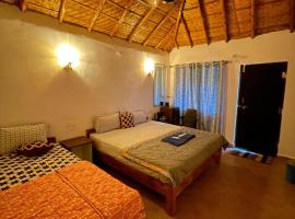 Khushi's Cottage، فندق في هامبي