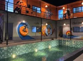 Half Orangee with Free Swimming Pool, Next to Vagator Beach-Near to Chapora Fort-Near to Hill Top -Best for Couples-Backpackers, Long stays, Coworking, Day-use with Game zone and summer vacation!!
