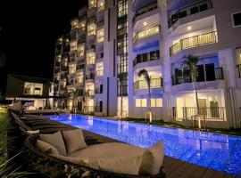 BEACH Condo Mae Phim，Ban Tha Fat的附設泳池的飯店