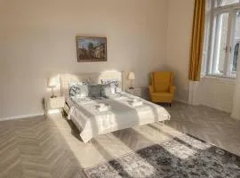 Luxury Apartment Opposite Budapest Opera, Central, AC, Metro 1, Sleeps 6