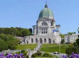 Holiday Inn Express Montreal Airport - St-Laurent by IHG、モントリオールにあるモントリオール・ピエール・エリオット・トルドー国際空港 - YULの周辺ホテル