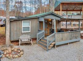 1BR Cabin in the Smokies Close to Gatlinburg, kemp v destinaci Gatlinburg