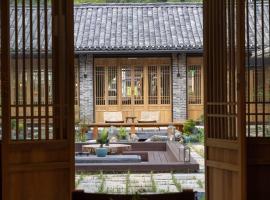 the Wild Luxury Holiday Inn, hotel v destinaci Xingping