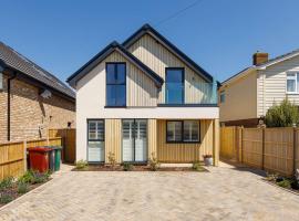 Luxury designer coastal home for 10 with hot tub, hotel in West Wittering