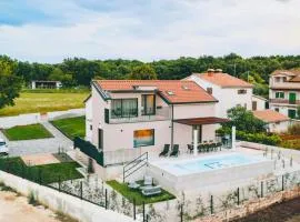 Beautiful Casa Vitale with pool in Tinjan
