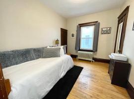 Charming Centrally Located Duplex with Parking, pet-friendly hotel in Minneapolis