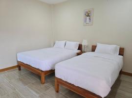 น่านสุขใจ รีสอร์ท, hotel com estacionamento em Sa