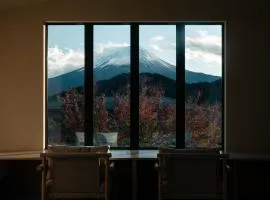 富士山望むプライベートヴィラ 900平方メートルの敷地を貸切利用 憩 ikoi Fuji サウナ 4Kシアター