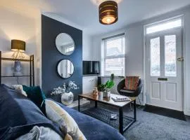 'Number 11' Central Colchester - Super Convenient 2 x Double Bed 1 x Single Bed Cottage PLUS Office & Garden, 8 min walk Nth Station & Town Ctr, 2 min walk local shops & restaurants