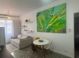 Espaçoso e iluminado, 1 quadra da praia, ar condicionado