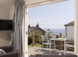 Stylish Boatshed with Sea Views Private Parking