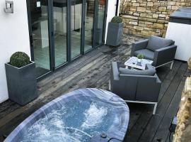 Couples Canalside Retreat with Hot Tub & Pergola, ξενοδοχείο σε Poynton
