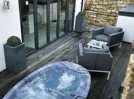 Couples Canalside Retreat with Hot Tub & Pergola