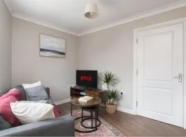 Spacious 4 BR home in Bedford, Sleeps 7, Parking