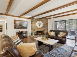 Superb Gatlinburg Condo with Pool Table and private balcony with stream views, hotel in Gatlinburg