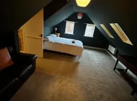 Detached 4BR, 4 Bathroom, Driveway, WiFi, Smart TV