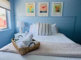 The Cocktail Cabin! 2 Miles to Cedar Point，位于桑达斯基的酒店