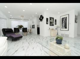 Modern and luxury 3500 sq feet house jetted tub over 10000 sq feet lot，埃德蒙頓的飯店