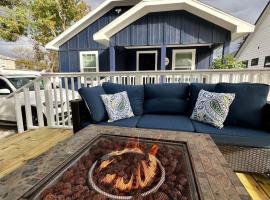 The Blue Luzon Cozy Bungalow 5 min Downtown, bungalow in Houston