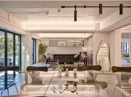 In Stay Guesthouse, hotel con estacionamiento en Seogwipo