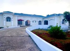5 bedroom Guest House Mountain and Seaview Junction St Elizabeth