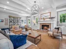 Wonderful luxury vacation home 4 BR home w private pool Stainless steel appliances Open kitchen, Hotel in Hilton Head Island