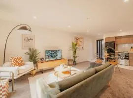 Designer 2BR Flat - Outdoor Sitting & Cozy Ambiance