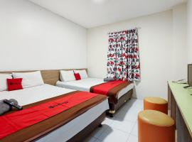 RedDoorz near Taman Safari 3, hotel a Campaka