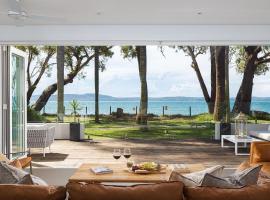 Azure Haven – A Waterfront Luxury Retreat for Families, hotel in Corlette