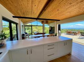 Nestled in Nature, 2 Bedroom Treetop Home, hotel in Raglan